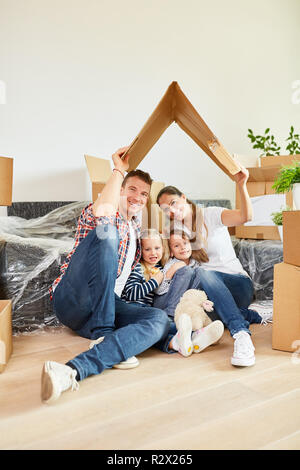 I genitori e i figli sotto un unico tetto come un simbolo di una casa da sogno e home Foto Stock