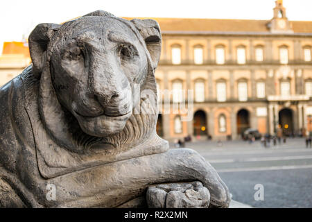 Lion statua in Piazza del Plebiscito a Napoli Foto Stock