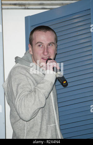 ANDY WHYMENT ANDY WHYMENT (KIRKY) canta robbie williams CENTRO CITTÀ DI SCARBOROUGH INGHILTERRA 20 Novembre 2005 Foto Stock