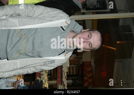 ANDY WHYMENT ANDY WHYMENT (KIRKY) canta robbie williams CENTRO CITTÀ DI SCARBOROUGH INGHILTERRA 20 Novembre 2005 Foto Stock