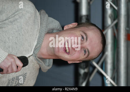 ANDY WHYMENT ANDY WHYMENT (KIRKY) canta robbie williams CENTRO CITTÀ DI SCARBOROUGH INGHILTERRA 20 Novembre 2005 Foto Stock