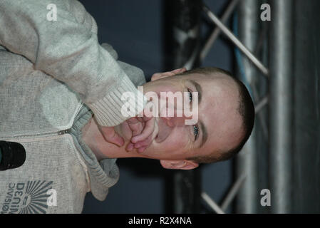 ANDY WHYMENT ANDY WHYMENT (KIRKY) canta robbie williams CENTRO CITTÀ DI SCARBOROUGH INGHILTERRA 20 Novembre 2005 Foto Stock