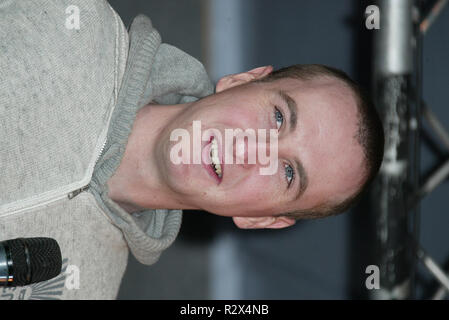 ANDY WHYMENT ANDY WHYMENT (KIRKY) canta robbie williams CENTRO CITTÀ DI SCARBOROUGH INGHILTERRA 20 Novembre 2005 Foto Stock