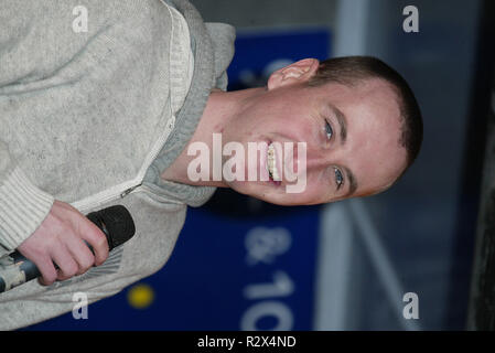 ANDY WHYMENT ANDY WHYMENT (KIRKY) canta robbie williams CENTRO CITTÀ DI SCARBOROUGH INGHILTERRA 20 Novembre 2005 Foto Stock