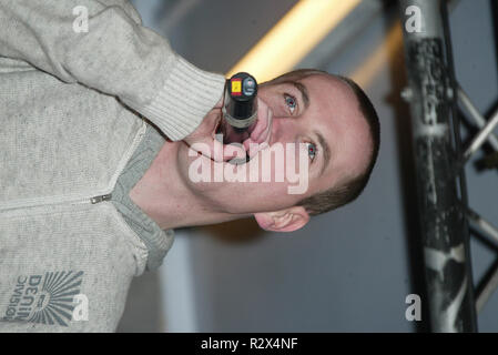 ANDY WHYMENT ANDY WHYMENT (KIRKY) canta robbie williams CENTRO CITTÀ DI SCARBOROUGH INGHILTERRA 20 Novembre 2005 Foto Stock