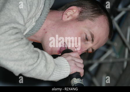 ANDY WHYMENT ANDY WHYMENT (KIRKY) canta robbie williams CENTRO CITTÀ DI SCARBOROUGH INGHILTERRA 20 Novembre 2005 Foto Stock