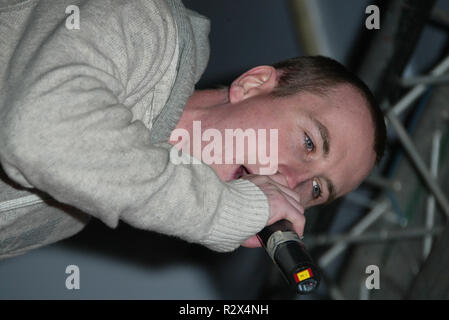 ANDY WHYMENT ANDY WHYMENT (KIRKY) canta robbie williams CENTRO CITTÀ DI SCARBOROUGH INGHILTERRA 20 Novembre 2005 Foto Stock