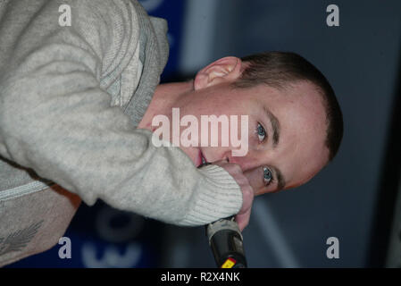 ANDY WHYMENT ANDY WHYMENT (KIRKY) canta robbie williams CENTRO CITTÀ DI SCARBOROUGH INGHILTERRA 20 Novembre 2005 Foto Stock