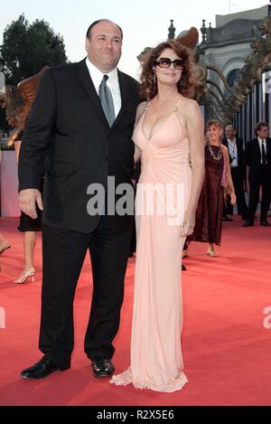 JAMES GANDOLFINI & Susan Sarandon romanticismo e di sigarette di Première PALAZZO DEL CINEMA DI VENEZIA LIDO ITALIA 06 Settembre 2005 Foto Stock