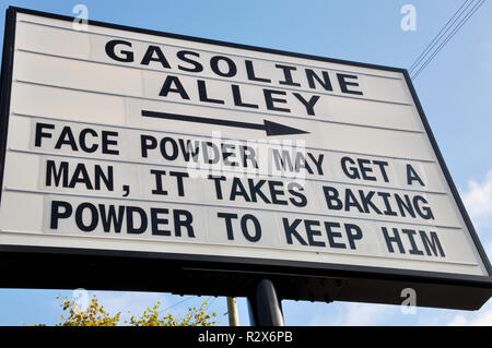 Gasoline Alley segno umoristico al Goodwood Revival. La polvere per il viso potrebbe prendere un uomo, ci vuole lievito per tenerlo. Lezione di vita Foto Stock