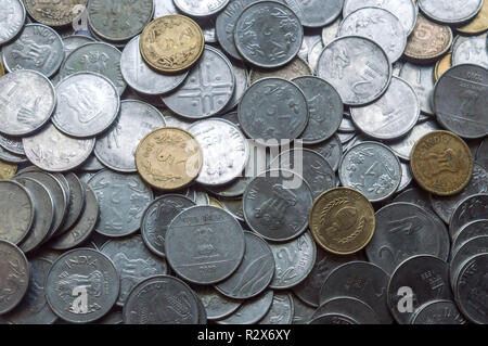 Mazzo di centinaia di numero 1, 10, 5 rupia indiana di monete metalliche in valuta isolato su sfondo. Finanziario, economia, il concetto di investimento. Servizi bancari e exc Foto Stock