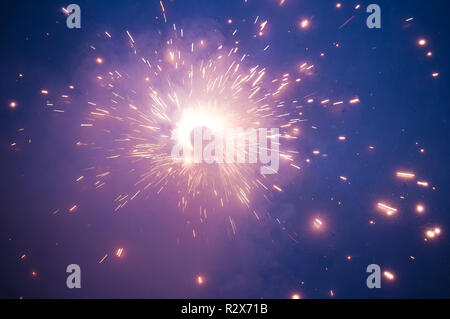 Vacanza di fuochi d'artificio Fuochi d'artificio nella notte. Petardo scintille. Felice anno nuovo decorazione isolato. Esplosione petardo, celebrazione di vacanza. Natale spa Foto Stock