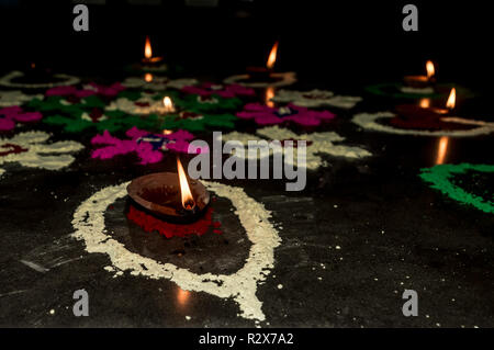 Felice Diwali Festival, decorazione poster sfondo isolato. Creative lampade ad olio con ornamento decorativo. Shiny colorato con sfondo illuminato, Foto Stock