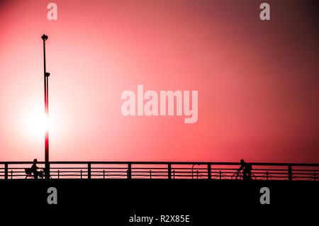 Stile minimalista di persone al di sotto del filtro di colore per effetto sfondo cielo al tramonto Foto Stock