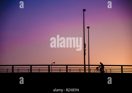 Stile minimalista di persone al di sotto del filtro di colore per effetto sfondo cielo al tramonto Foto Stock