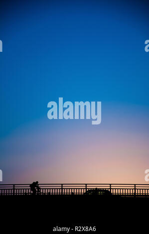 Stile minimalista di persone al di sotto del filtro di colore per effetto sfondo cielo al tramonto Foto Stock