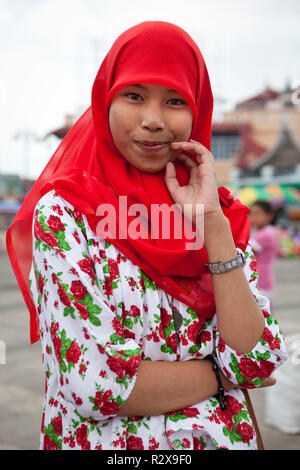 Giovane ragazza in Sumatra pone per l'orientamento verticale. Foto Stock