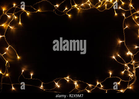 Le luci di Natale che splende su sfondo boscoso Foto Stock