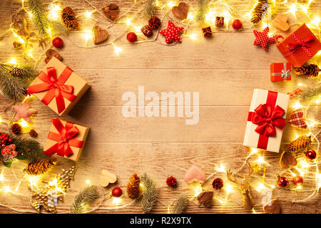 Le luci di Natale che splende su sfondo boscoso Foto Stock