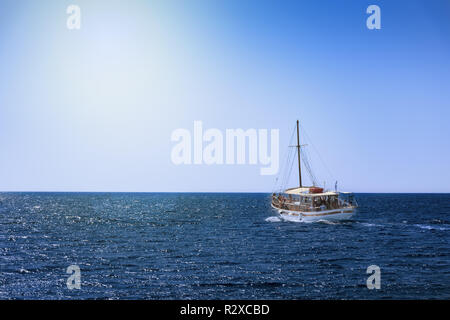 Gita in barca in mare aperto vicino alla costa di Isola di Rodi (Rhodes, Grecia) Foto Stock