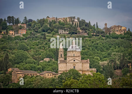 Vista della chiesa della Madonna di San Biagio e della cittadina collinare di Montepulciano in Toscana, Italia Foto Stock
