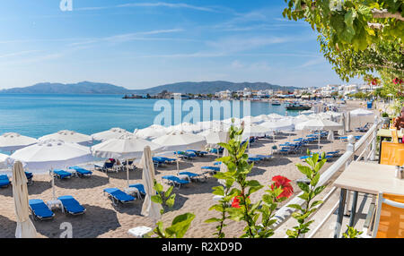 Vista Panoramatic di lettini e ombrelloni sulla spiaggia Haraki (Rhodes, Grecia) Foto Stock