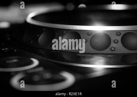 Monocromatico vista laterale di Professional DJ CD USB SD card player, isolato deck nero Foto Stock