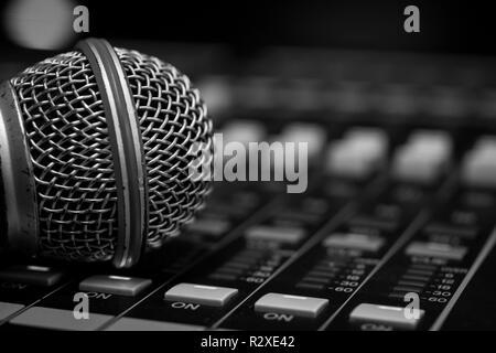Professional Audio microfono sul digital mixing console/ Scrivania con mute e selezionare Controlli Foto Stock