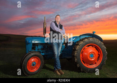 Ex Scottish Rugby player Doddie Weir nella foto con il suo Fordson Dexta trattore sul suo agriturismo vicino a Galashiels.