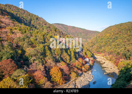 Vista aerea di arashiyama, Kyoto, Giappone in autunno Foto Stock