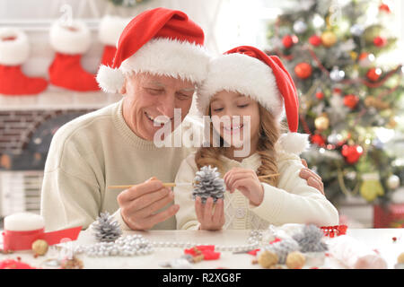 Felice nonno e bambino di cappelli di Babbo Natale la preparazione per il Natale Foto Stock