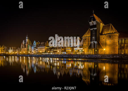 Famosa gru medievale in Gdansk , Polonia nella notte con scenic riflesso sull'acqua - canal di vecchi Motlawa Foto Stock