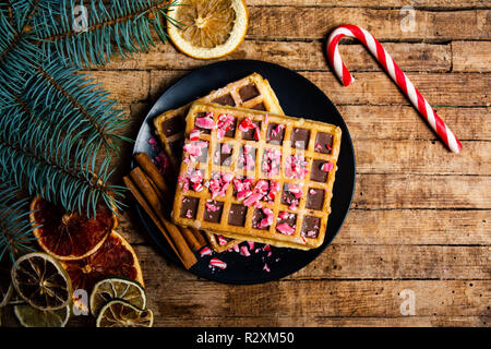 Waffles fatti in casa con decorazioni natalizie e simboli Foto Stock