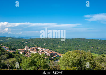 Paesaggio con il villaggio di Ramatuelle e il massiccio Esterel in background, Var, Provence-Alpes-Côte d'Azur, in Francia, in Europa Foto Stock