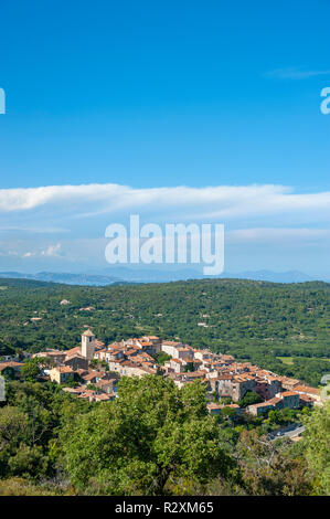 Paesaggio con il villaggio di Ramatuelle e il massiccio Esterel in background, Var, Provence-Alpes-Côte d'Azur, in Francia, in Europa Foto Stock