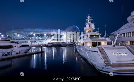 Vista esterna di Yas Viceroy Hotel e yacht di lusso al blue ora, Yas Marina, Yas Island, Abu Dhabi, Emirati arabi uniti Foto Stock