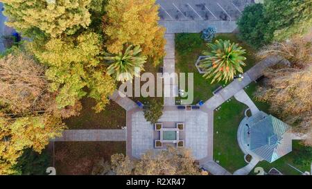 Vista aerea di Healdsburg Plaza, al centro di piazza circondata da gallerie d'arte, ristoranti, negozi, sale di degustazione vino, Healdsburg, California USA Foto Stock