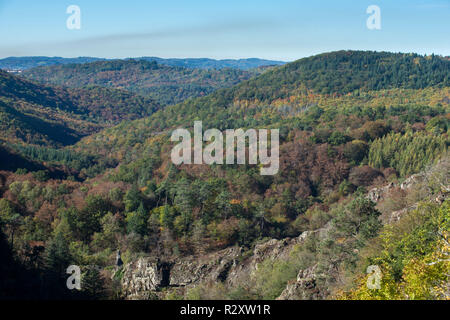 Gimel-les-cascate (Francia centrale). Panoramica dei monti che circondano il paese in autunno, in uno dei luoghi naturali più belli in Correze *** Foto Stock