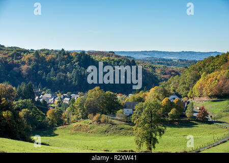 Gimel-les-cascate (Francia centrale). Panoramica del villaggio e la zona circostante in autunno, in uno dei luoghi naturali più belli in Correze ** Foto Stock