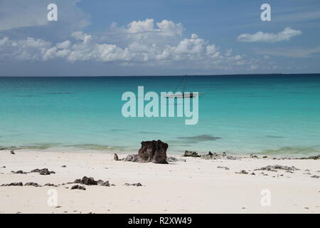 La spiaggia e il mare da Vamizi Island, parte dell'Arcipelago Quirimbas, vicino Mozambico Foto Stock