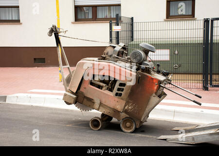 Lastra di strada macchinari Interrompi attesa lavora all'aperto a fatti e costruzione di strada in costruzione sito al villaggio di Sandhausen a Heidelberg, Germania Foto Stock