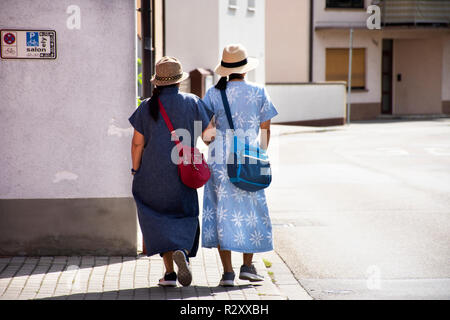 Asian tailandese donne madre e figlia di viaggio e camminare accanto a road andare alla stazione degli autobus di Sandhausen village a Heidelberg, Germania Foto Stock