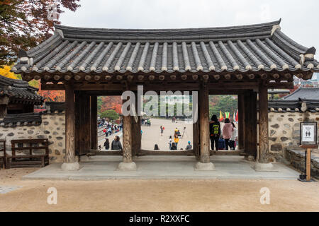 Porta a casa Namsangol Villaggio Hanok a Seul, Corea del Sud Foto Stock