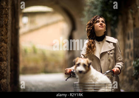 Considerato imprenditore maturo fantasticando mentre si tiene il suo laptop vicino. Foto Stock