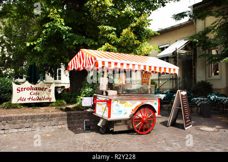 Popolo tedesco merchant con carrello car gelato stile tedesco in vendita i viaggiatori a Heidelberg o Heidelberger su 25 Agosto 2017 nel Baden-Wurttemberg, Foto Stock