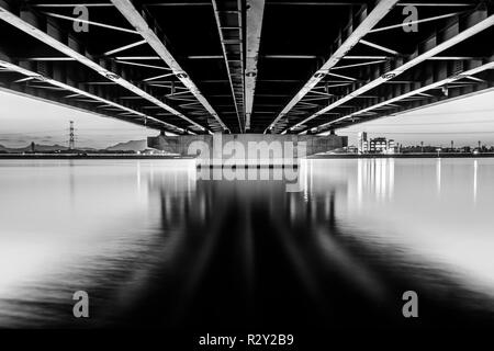 Un paesaggio monocromatico sotto un ponte linea di formatura pattern. Questo ponte collega Mizumaki città di Ashiya Town a Fukuoka, Giappone. Foto Stock