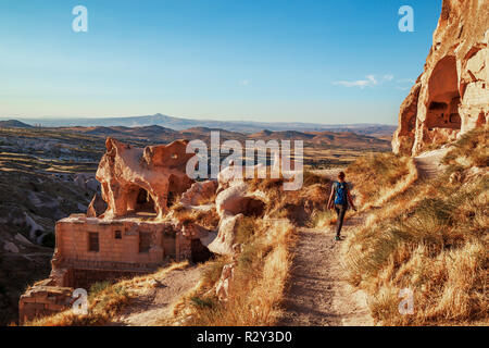 Ragazza turistico nella famosa montagna-fortezza di Uchisar. Cappadocia, Turchia Foto Stock