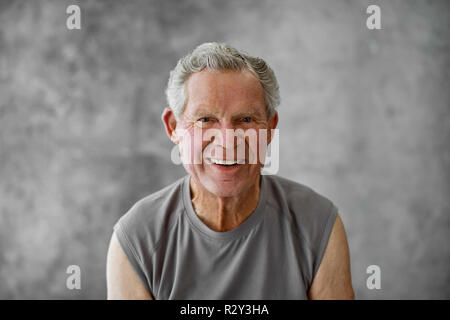 Ritratto di un sorridente senior l'uomo. Foto Stock