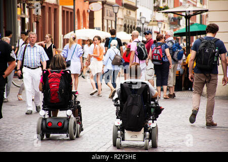 Il tedesco per i disabili e per i viaggiatori stranieri visita a piedi e fare shopping a Heidelberg o Heidelberger città vecchia su 25 Agosto 2017 nel Baden-Wurttemberg Foto Stock