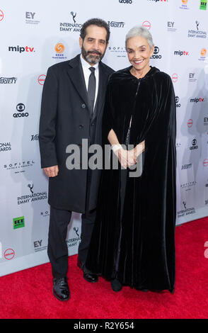 New York, Stati Uniti. Xix Nov, 2018. Tony Shalhoub e Brooke Adams partecipare alla quarantaseiesima annuale internazionale di Emmy Awards a New York Hilton Credit: Lev Radin/Pacific Press/Alamy Live News Foto Stock